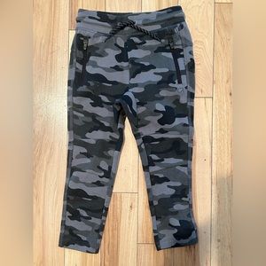 GapFit 3T joggers in black camo